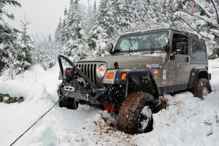 off-road-vehicle-recovery-for-jeep-from-snow